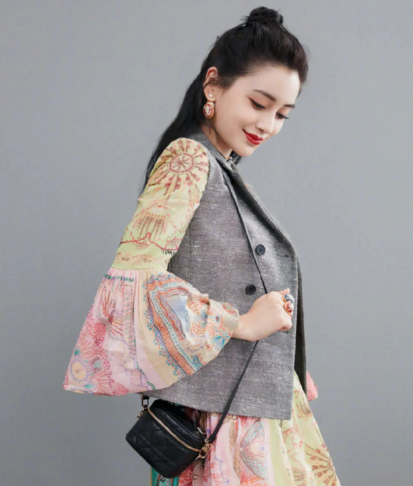 Baby真是瘦得過分了，臉上戴著眼鏡，顯得法令紋更明顯了