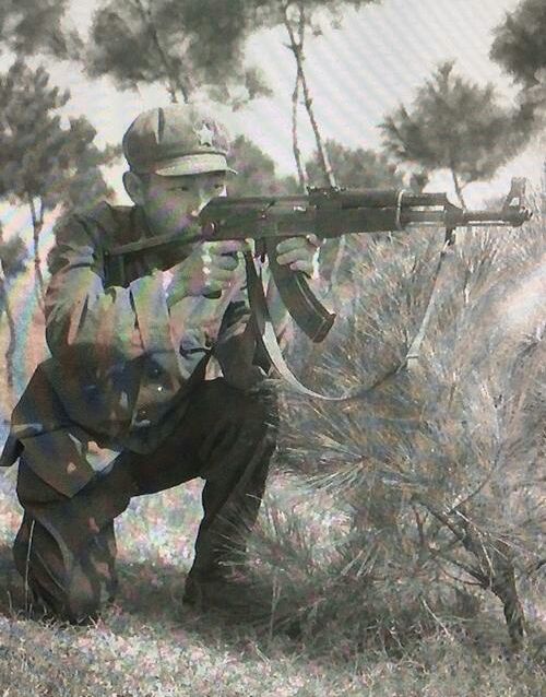 明月夜，降落傘掉入民宅。男女老少齊上陣，空降匪特插翅難飛