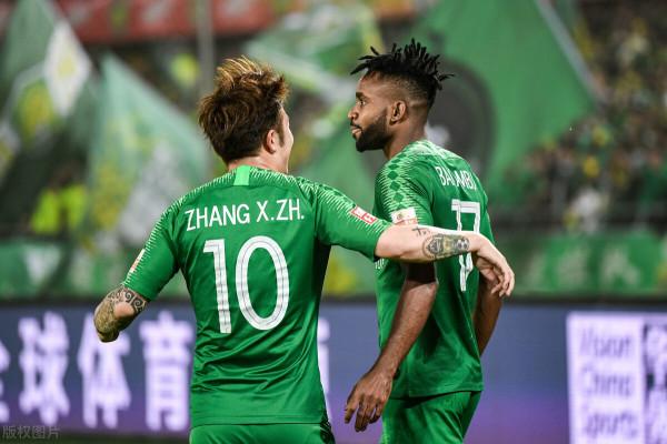 張稀哲故事匯，低調大婚妻子貌美如花，接替鄭智成國足新10號