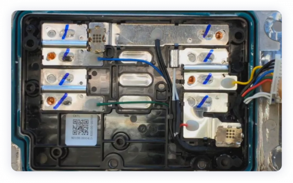 特斯拉Model S Plaid的12V配電系統 特斯拉Model S Plaid的12V配電系統