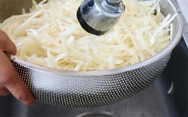 陝西特色小吃洋芋擦擦的正宗做法,一次做一盆不夠吃,真香 陝西特色小吃洋芋擦擦的正宗做法,一次做一盆不夠吃,真香