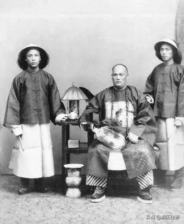 100多年前的晚清社會，慈禧出逃後的寢宮，仍有守衛在看守