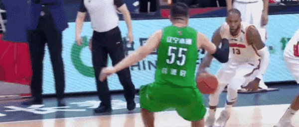 CBA：看球，還看個球啊！球迷反水、教練互罵、墊腳傷人，真亂