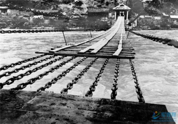 由13根鐵鏈，一萬多個鐵環構成，重約40噸的瀘定橋是如何建成的？