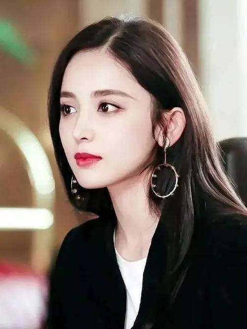 30歲的“新疆女孩”古力娜扎，堅持運動，收穫纖細苗條的好身材