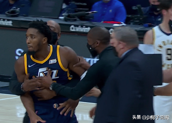 約基奇處罰剛出爐,又爆發大規模衝突!四人均被裁判驅逐出場 約基奇處罰剛出爐,又爆發大規模衝突!四人均被裁判驅逐出場