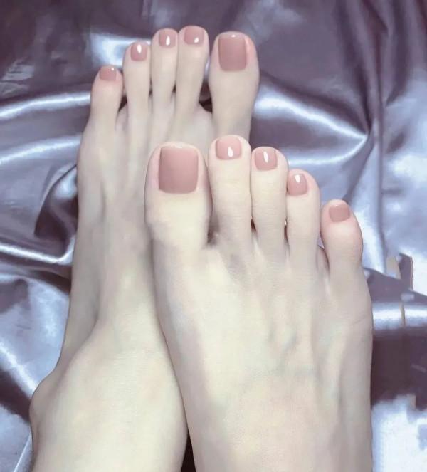 溫柔清秀色系指美甲,使指甲根部塗的邊緣看起來圓滑乾淨整齊 溫柔清秀色系指美甲,使指甲根部塗的邊緣看起來圓滑乾淨整齊