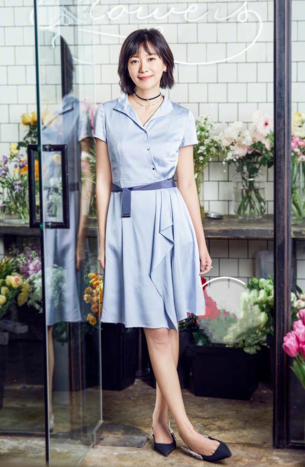 我們都被徐靜蕾的白襯衫&OpenCurlyDoubleQuote;騙&rdquo;了，原來裙裝才是主打，穿上美炸了