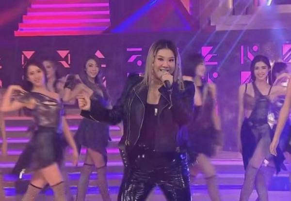 沈殿霞女兒罕露面，開豪華遊艇和朋友聚會，年過34歲享受單身生活