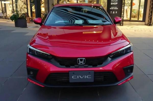 新款本田思域兩廂版實車，外觀很年輕運動，掀背式後尾箱