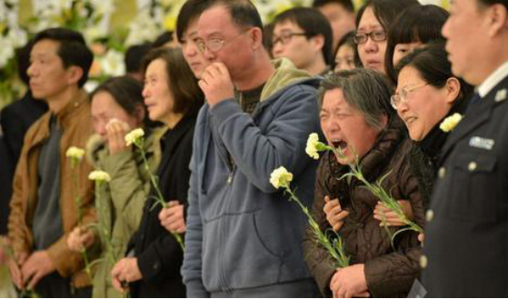 06年，教師情侶為救人雙雙犧牲，婚禮與葬禮同時進行，上千人見證