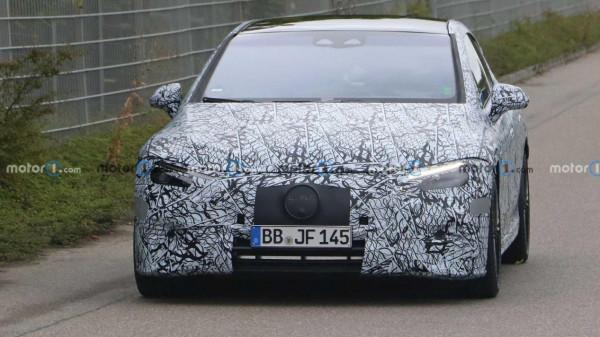 疑似2023款賓士AMG EQE諜照曝光，雙電機AWD+671馬力，明年上市？