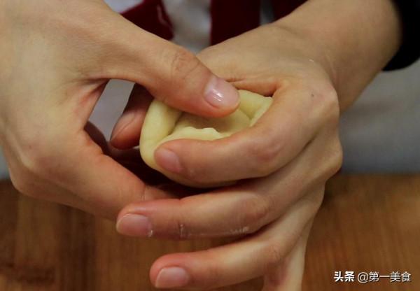 家常老婆餅，只要掌握油酥和油皮的技巧，在家也能做出金黃焦酥