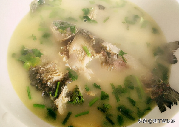 熬鯽魚湯的時候別直接加水,這樣做,保證湯鮮味美 熬鯽魚湯的時候別直接加水,這樣做,保證湯鮮味美