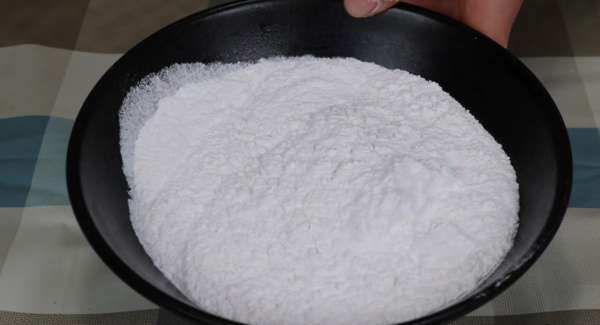 一碗糯米粉倒入鍋中，筷子一攪，秒變美食，真是高手在民間