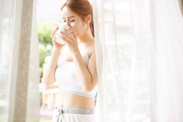 手臂鬆弛顯胖又顯老，8個動作緊緻手臂，練出少女體態