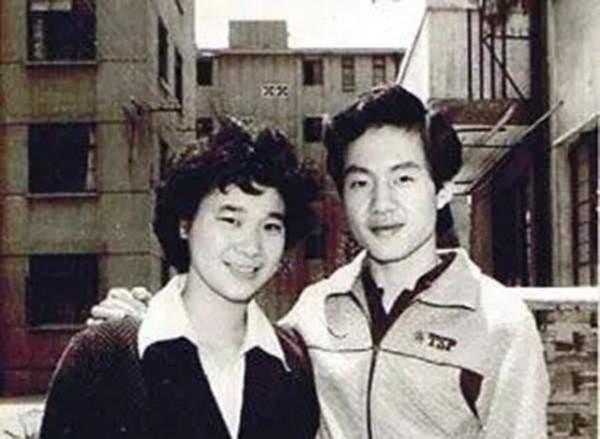 施之皓前妻曹燕華低調二婚,嫁1.93米帥氣老公,年近60看著像40歲 施之皓前妻曹燕華低調二婚,嫁1.93米帥氣老公,年近60看著像40歲