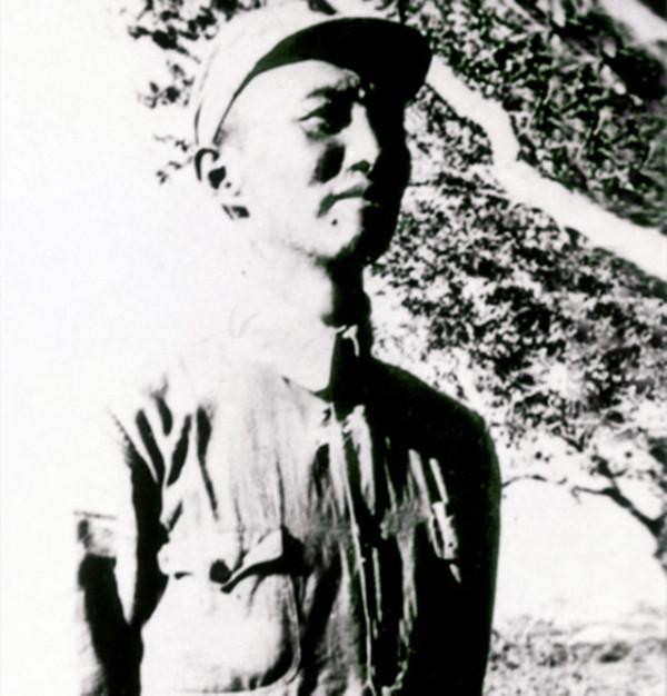 洪學智愛上一個女兵，對方嫌他是麻子臉，二哥見多識廣說到點子上