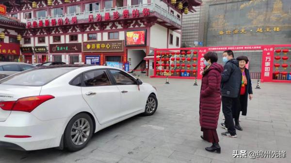 遊客犯難：越王樓下拍個照 酒樓火鍋廣告亂入 咋個搞？