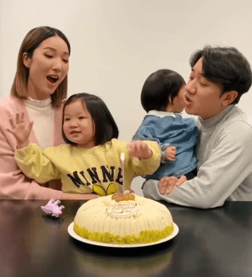 李亞男為王祖藍慶42歲生日 女兒唱生日歌超可愛