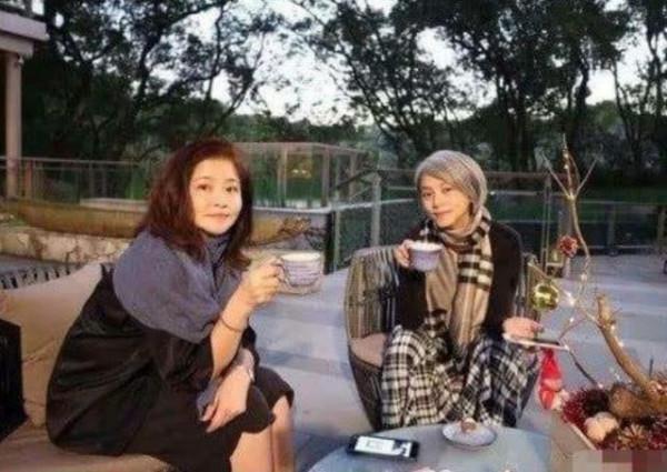 嫁入豪門第1年，頭髮全白，女明星蕭紅梅經歷了什麼？