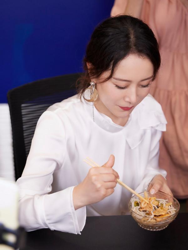 海清活成中年女人的典範,絲綢上衣配闊腿褲,吃螺螄粉都是優雅範 海清活成中年女人的典範,絲綢上衣配闊腿褲,吃螺螄粉都是優雅範