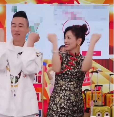 陳小春現身張庭直播間 被拉住一起尬舞笑得超憨