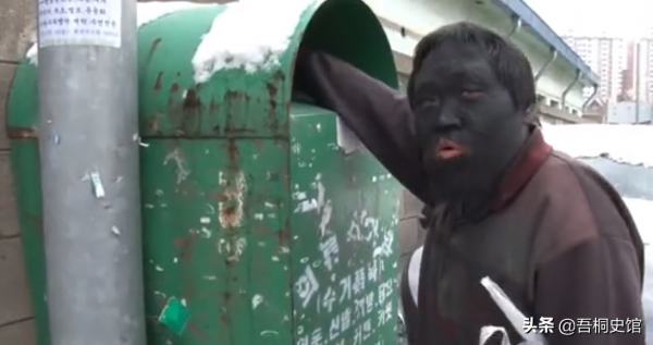 韓國大叔每天用鞋油抹臉，陪伴妹妹街頭流浪10年，只因親情的力量