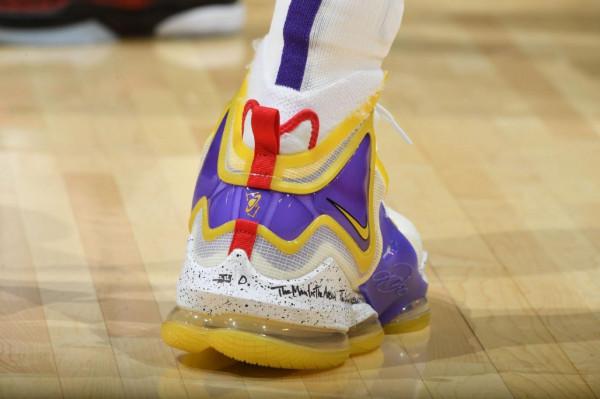 歐文8代多配色曝光，LBJ19金紫色來襲，還有一款“鬆糕鞋”？