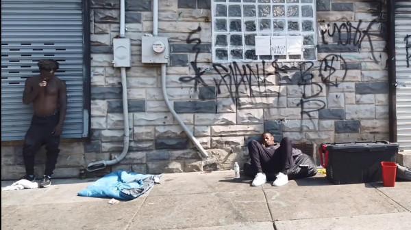 美國街頭驚現“喪屍”，末日世界真實上演，都是毒品惹的禍