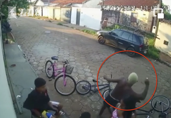 巴西男孩扔鞭炮進屋致4歲女孩死亡 居民怒燒他家