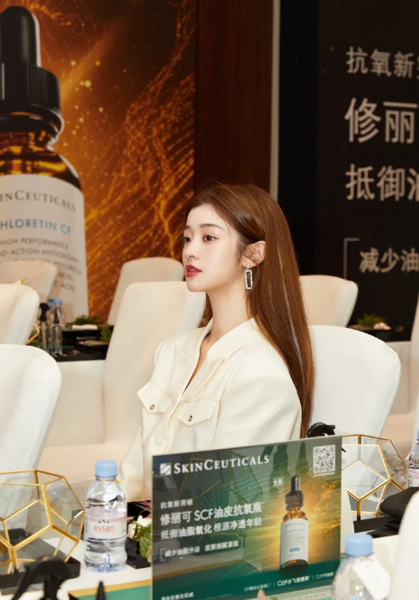 馬丁靴+連衣裙=秋冬王炸組合，顯高顯瘦，時髦慘了