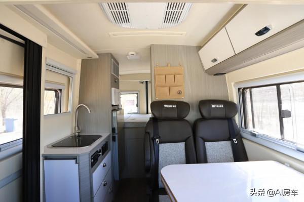 一車就能搞定吃、住、通勤？大通V90房車，4座1床，移動的公寓房