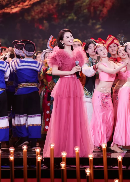 國慶晚會明星造型：劉嘉玲美豔開場，朱一龍寸頭獻唱，劉濤甜美