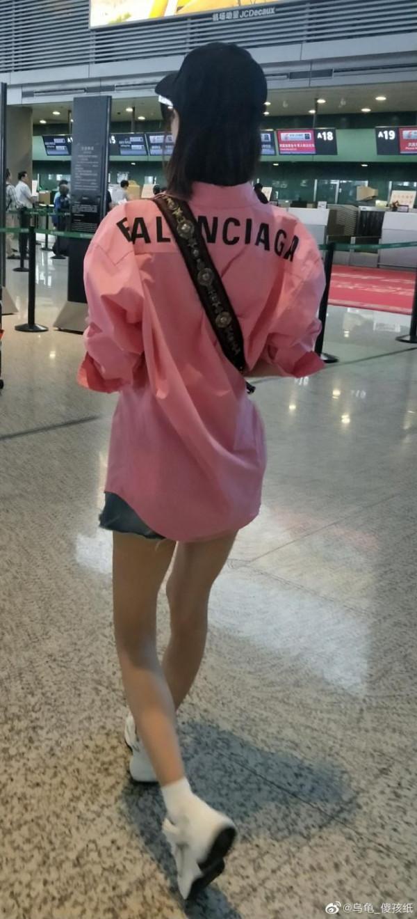 “素顏女神”王麗坤走機場，穿粉襯衫配牛仔短褲，瞬間嫩回十八歲
