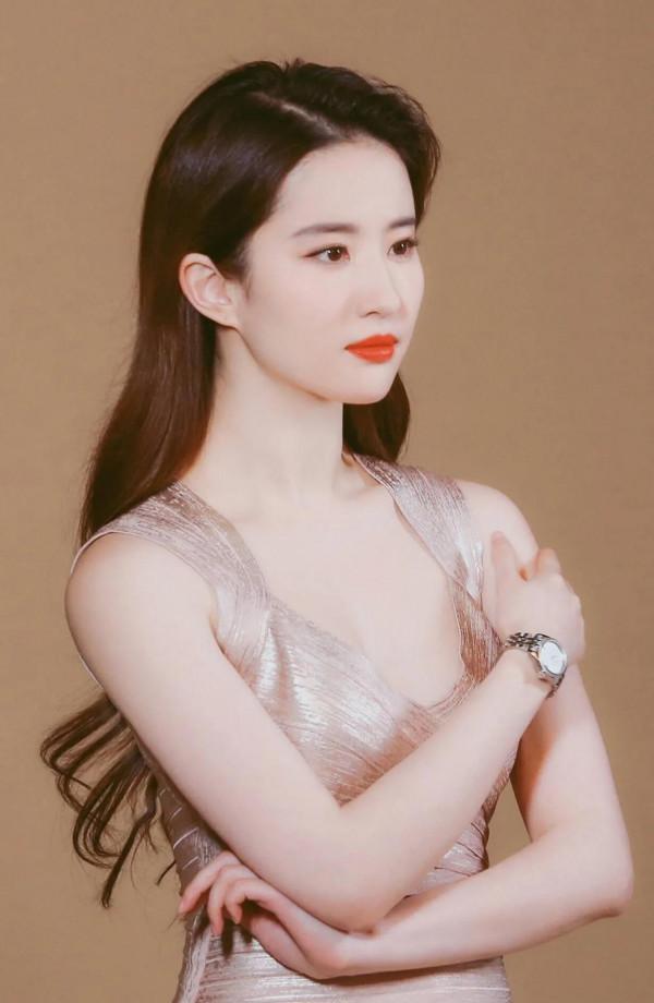 撲面芳香迎面襲人的美，劉亦菲精美大圖集