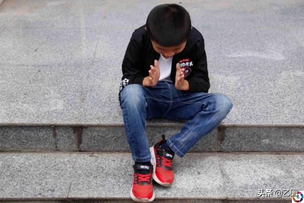 雙胞胎兄弟出生僅相隔5分鐘，卻因媽媽一時大意，命運天差地別