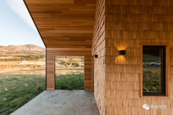 風景與陽光在屋裡匯合，原野中的 Haus III木屋住宅