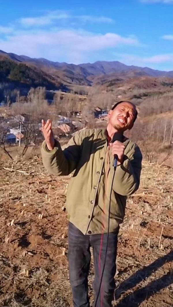 農民版“朱廣權”:被養雞耽誤的歌手,憑朗誦《再別康橋》火出圈 農民版“朱廣權”:被養雞耽誤的歌手,憑朗誦《再別康橋》火出圈