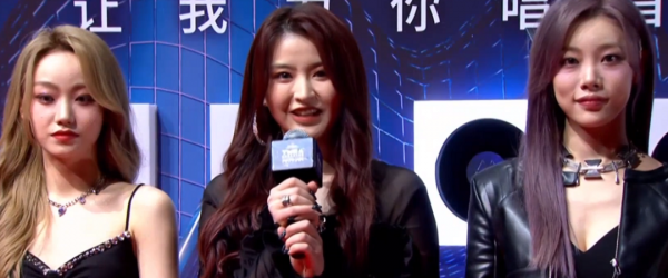 又見紅毯魔鬼打光！明星一臉坑窪，粉底又厚又白好像戴了面具