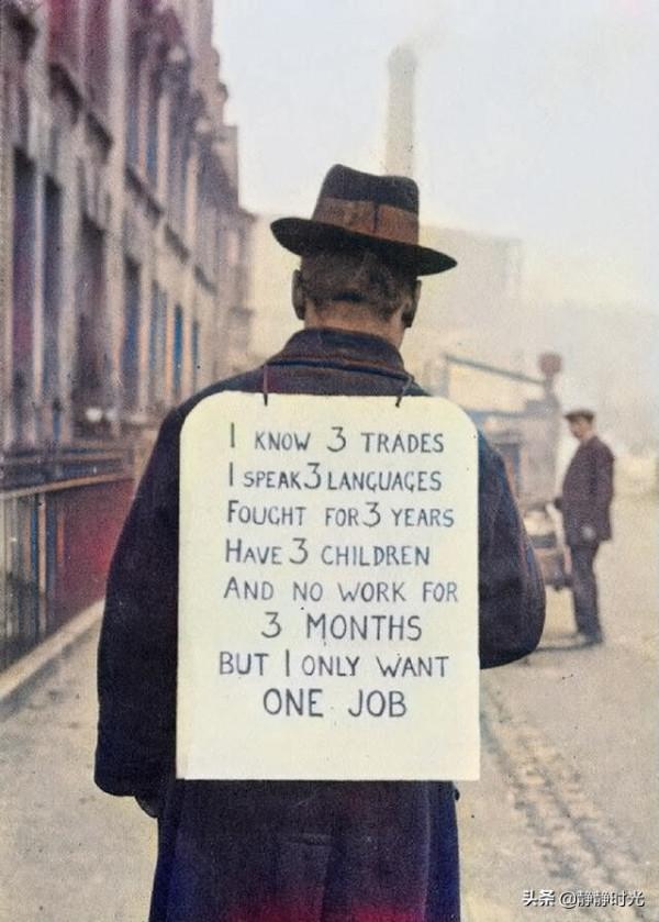 老照片：末代皇帝和時尚女子玩蹺蹺板，男子穿可加油的旱冰鞋