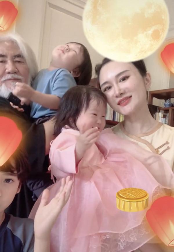 70歲張紀中曬全家福慶中秋!混血兒子罕見露面,曾否認其是私生子 70歲張紀中曬全家福慶中秋!混血兒子罕見露面,曾否認其是私生子