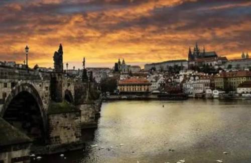 12歲少年被賣國外，娶白人美女，今後代800多人，形成“中國村”