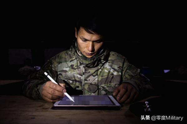 水積成川：車臣戰爭中被擊毀的T-72B坦克 採訪軍犬的波蘭女記者