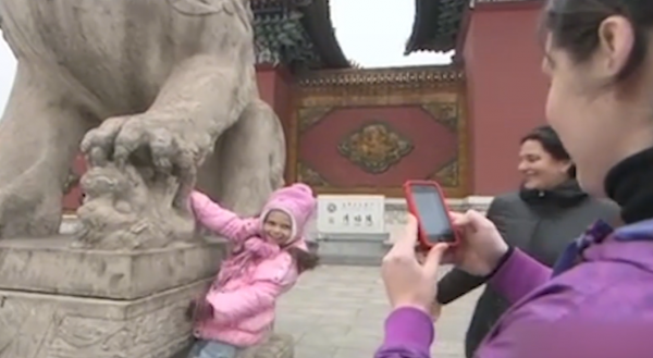 外國女孩天生雙腿畸形，頂級醫院稱無法治癒，結果被中醫3月看好