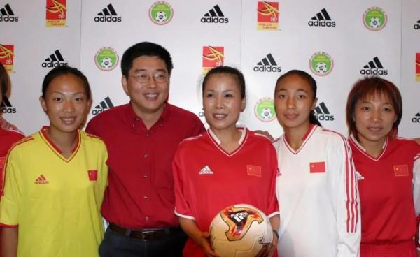 20年前揭開頒獎內幕，怒摔話筒手撕那英的田震，如今過得怎麼樣？