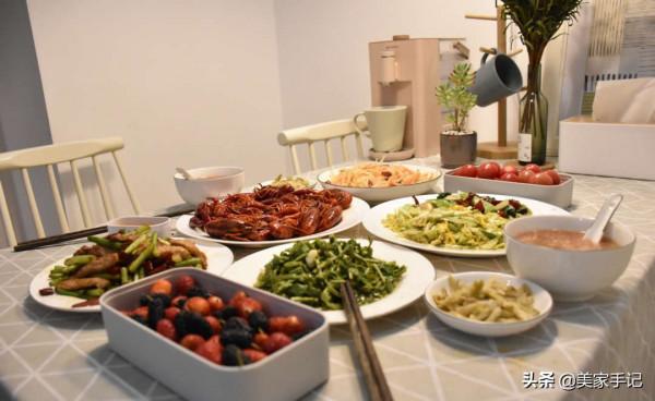 32歲阿姨的窮裝新房火了，大白牆不弔頂，軟裝的力量實在是太強大