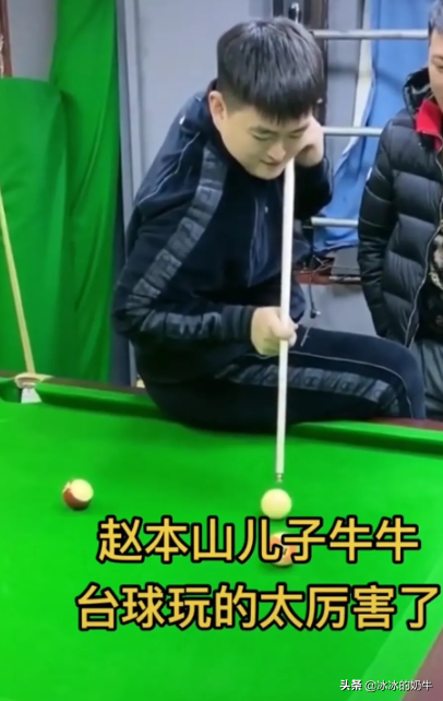 你別說,趙本山的公子牛牛跟朱小偉還真有點像,據說考試考過26分 你別說,趙本山的公子牛牛跟朱小偉還真有點像,據說考試考過26分