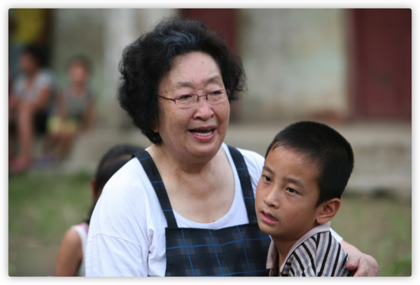 87歲彭玉罕露面,坐陽臺逗女兒樂到滿臉笑,身形消瘦精神好狀態佳 87歲彭玉罕露面,坐陽臺逗女兒樂到滿臉笑,身形消瘦精神好狀態佳