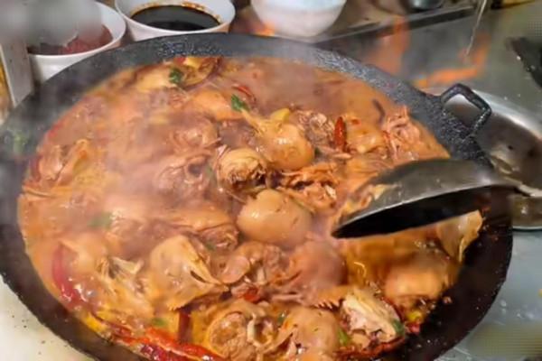 安徽大哥家裡開飯店，主打重口味美食，客人：這到底有沒有毒？